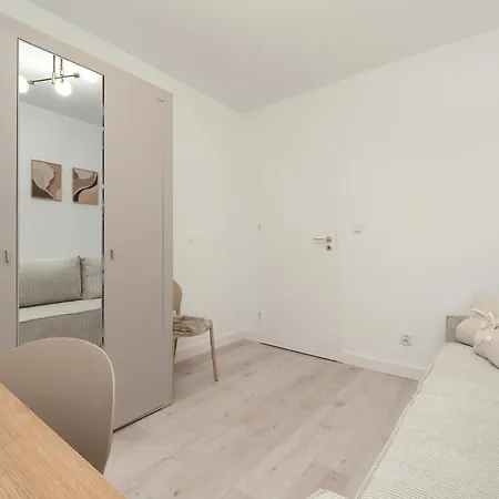 Apartment Spacious 2-bedroom By Renters Katowice