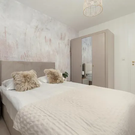 Spacious 2-bedroom By Renters Lejlighed