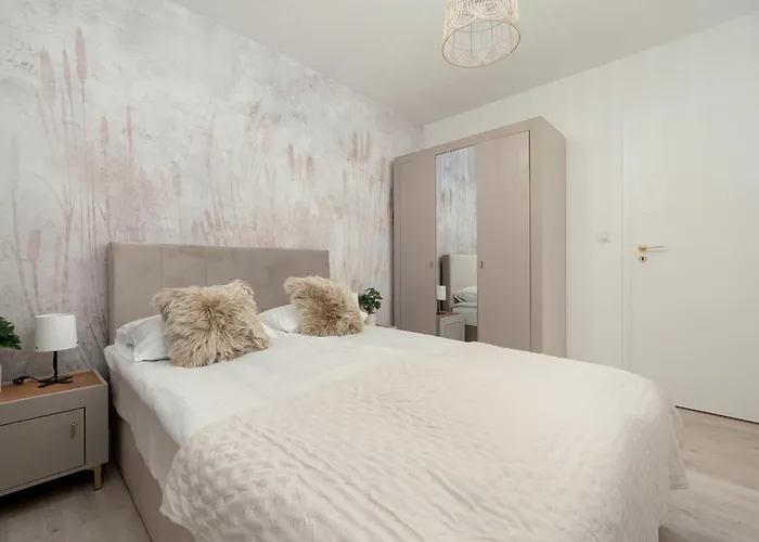 Spacious 2-bedroom By Renters Lägenhet